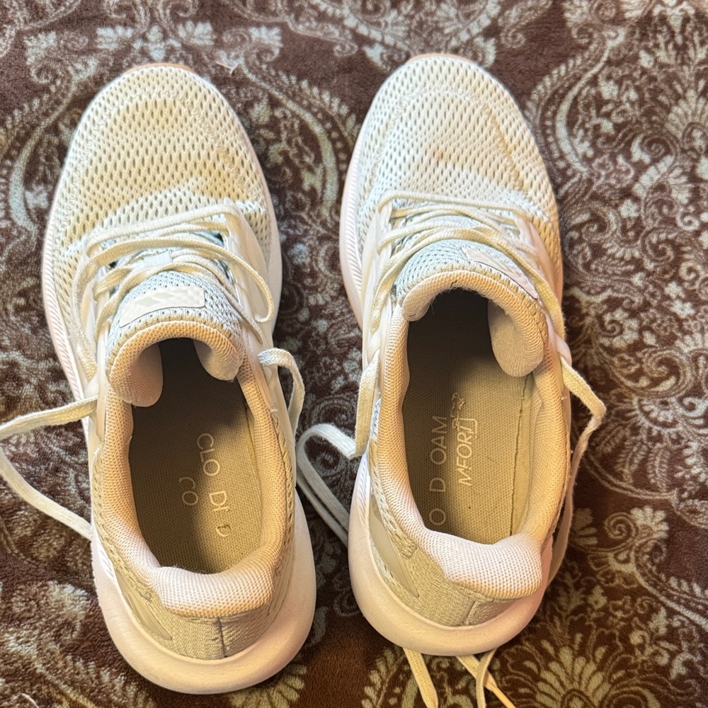 Adidas gently worn light green athletic shoes size:9
